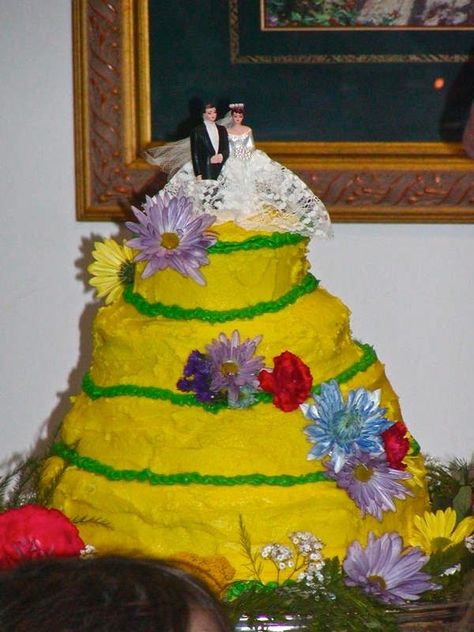 21 Hilarious Wedding Cake Fails Wedding Cake Fails, Cakes Gone Wrong, Bad Cakes, Ugly Cakes, Cake Fails, Wedding Cake Images, Funny Wedding Cakes, Wedding Fail, Cake Wrecks