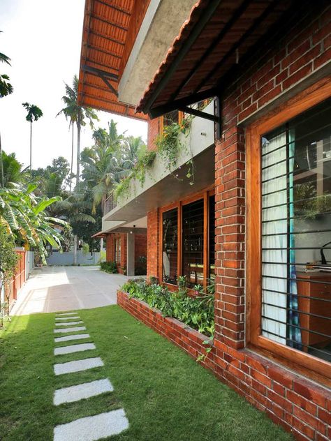 We travel to Kerala to visit the striking brick house of Trivandrum! | Goodhomes.co.in Exterior Color Palette, Brick Construction, Indian Home Design, Villa House, Kerala House Design, Kerala Houses, Brick Architecture, Village House Design, Courtyard House