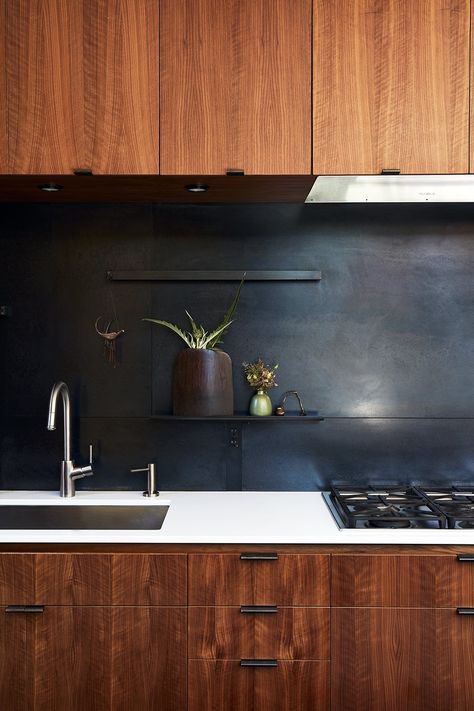 10 Backsplashes That Add a Touch of Flair to the Kitchen - Dwell Metal Backsplash, Modern Kitchen Backsplash, Black Appliances Kitchen, Modern Kitchen Renovation, Black Backsplash, Beadboard Backsplash, Metallic Backsplash, Diy Backsplash, Kitchen Backsplash Designs