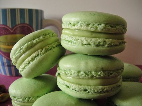 Macaron Pistache, French Macaroon Recipes, Macaron Filling, Les Macarons, Macaron Cookies, Paris Food, French Macaroons, Macaroon Recipes, Macaron Recipe