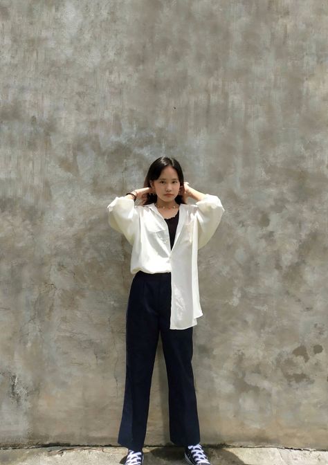 Longsleeves Outfit Polo Women Oversized, Sheer Polo Outfit, White Polo Outfit Women Long Sleeve Casual, Polo Sleeve Outfit Women, Polo Long Sleeves Outfit Casual, Long Sleeves Outfit Polo, Polo Jacket Outfits Women, Oversized Long Sleeve Polo Outfit Women, Polo Longsleeves Outfit Women