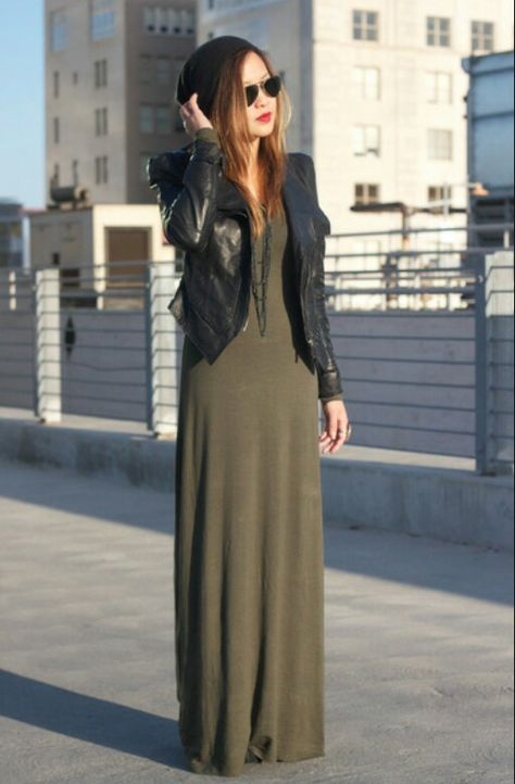 Maxi Dress With Jacket, Olive Green Maxi Dress, Olive Maxi Dress, Green Dress Outfit, Rok Outfit, Tank Dresses Outfit, Look Boho Chic, Green Maxi Dress, Maxi Outfits