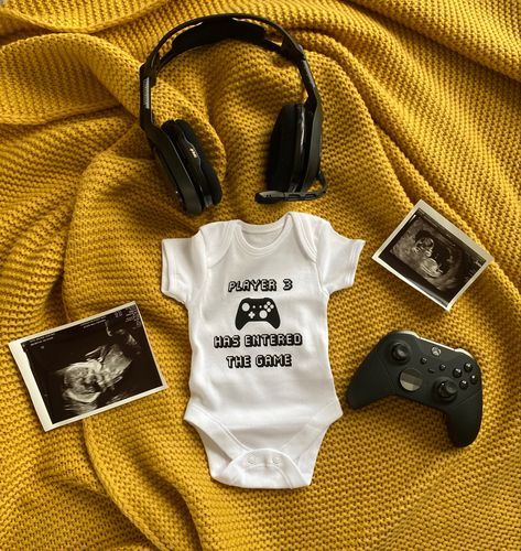 Best Baby Announcement Ideas Creative, Onesie Ideas Announcement, Gaming Baby Announcement, Video Game Baby Announcement, May Due Date Announcement, Player 3 Baby Announcement, Video Game Pregnancy Announcement, Baby Announcement Ideas For Husband, Baby Announcement For Husband