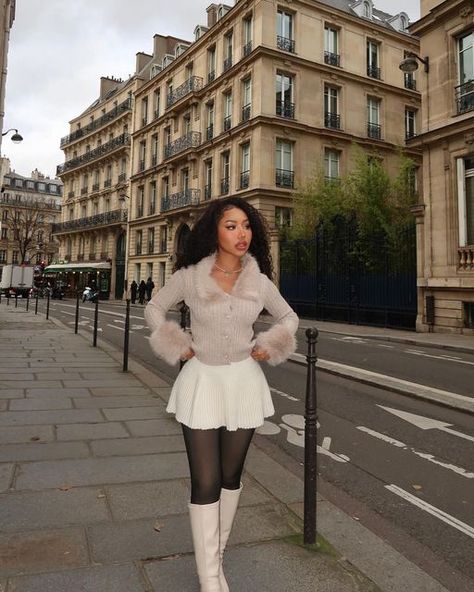 Phromporn Phrommapirom on Instagram: "Bonjour;)" Paris In The Winter Outfits, Classy Winter Dress Outfit, Paris Black Women, Paris In Fall Outfits, Paris Looks Winter, Preppy College Outfits, Preppy Outfits Winter, Winter Paris Outfits, Paris Outfits Fall