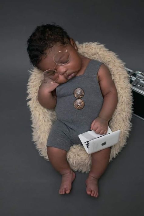 Funny Pictures Of Babies, Pictures Of Babies, Newborn Photography Boy, Newborn Baby Photoshoot, Baby Photo Shoot, Baby Shoot, Act Of Kindness, Black Baby, Baby Pics