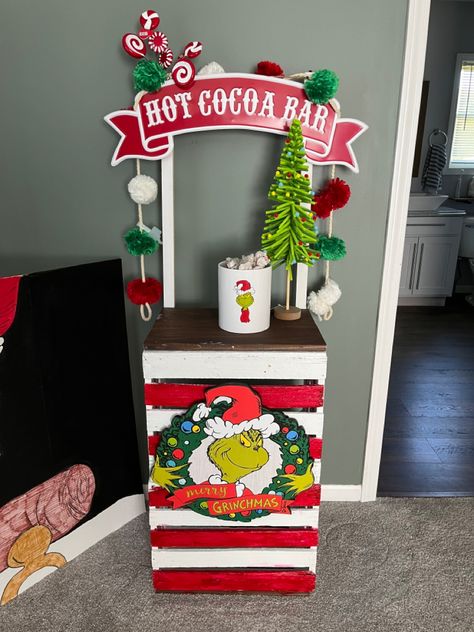 Grinch Birthday Decorations Diy, Whoville Inspired Christmas Decor, Whoville Hot Cocoa Bar, Grinch Themed Decorations, The Grinch Birthday Party Ideas, Christmas Whoville, Grinch Theme House Decorations, Grinch Entryway Table, Grinch Christmas Desk Decorations