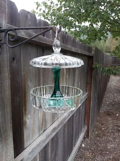 Glass Bird Feeders, Garden Therapy, Garden Totems, Hanging Bird Feeders, Diy Bird Feeder, Outdoor Crafts, Glass Garden Art, Glass Lamps, Diy Birds