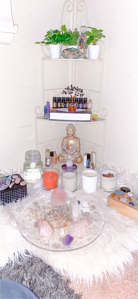 witchcraft sacred altar space with crystals, candles, books, tarot & oracle cards, essential oils Tarot Room, Witchy Altar, Sacred Altar, Tarot Altar, Witchcore Aesthetic, Altar Space, Beds For Small Rooms, Reading Table, Spiritual Reading