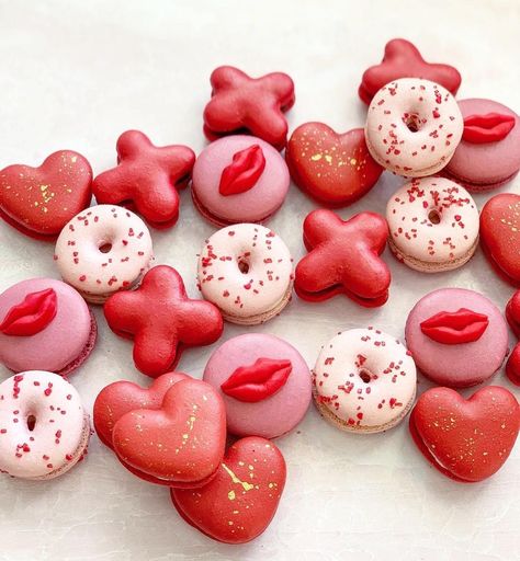 Xmas Macarons, Valentines Day Macarons, Valentines Macarons, Valentine's Macarons, Valentine’s Day Macarons, Heart Shaped Macarons Aesthetic, Heart Shaped Macarons, Cute Macarons, Heart Macarons