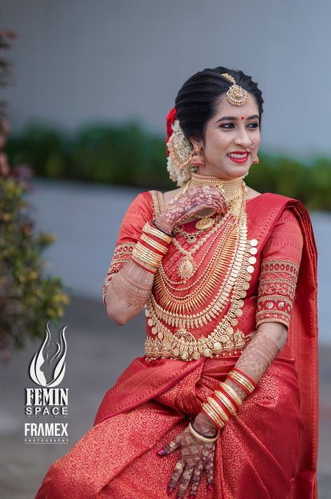 Hindu Traditional Bridal Makeup💍🌼 ☆ Book your date in advance ☆ call or what's app 9495523438 Bride @glypt.o Blouse Design @prismdesigns_kottayam Saree @seemattitextiles Photography @framexweddings @feminspace @simi_mathew_femin #bridalmakeup #traditionallook #hindubridalmakeup #bridalreels #makeupreels #bridaljewellery #sareelook #bridalmakeupartist #hinduwedding #hinduwedding #bridalmakeover #bridesofindia #bridalmakeuptutorial #bridesofinstagram #bridalmakeupartistkerala #bridalhair #kot Traditional Bridal Makeup, Makeup Book, Bridal Makeup Tutorial, Kerala Wedding, Bridal Hairdo, Makeup Books, Bridal Makeover, Bridal Makeup Wedding, Bridal Makeup Artist