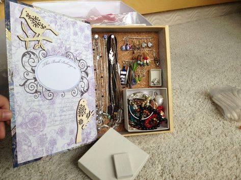 Diy Jewelry Box Ideas Cardboard, Jewelry Box Book, How To Make Jewellery Box At Home, Book Jewelry Box Diy, Suitcase Jewelry Box Diy, Jewelry Box Diy, Book Jewelry, Diy Book, Book Box