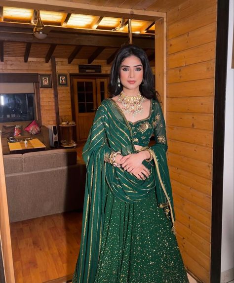 Lehenga Long Sleeve, Long Sleeve Lehenga, Mehndi Lengha, Green Indian Outfit, Pretty Lehengas, Farewell Outfits, Mehendi Hairstyles, Green Lengha, Tamil Makeup