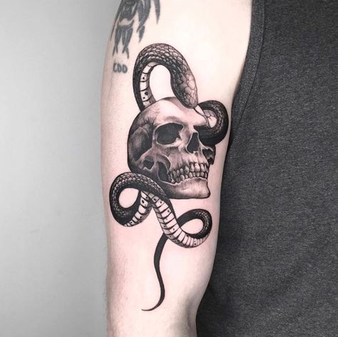 Skull And Snake Tattoo, Small Skull Tattoo, Tattoo Homme, Rare Tattoos, Skull And Snake, Snake Tattoo Design, Skeleton Tattoos, 4 Tattoo, Cool Small Tattoos