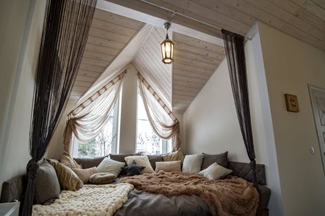 Oddly Shaped Bedroom, Weird Shaped Bedroom, Odd Shaped Rooms, Garden Bedroom Ideas, Narrow Rooms, Angled Ceilings, Underground Bunker, Types Of Rooms, Built In Cabinets