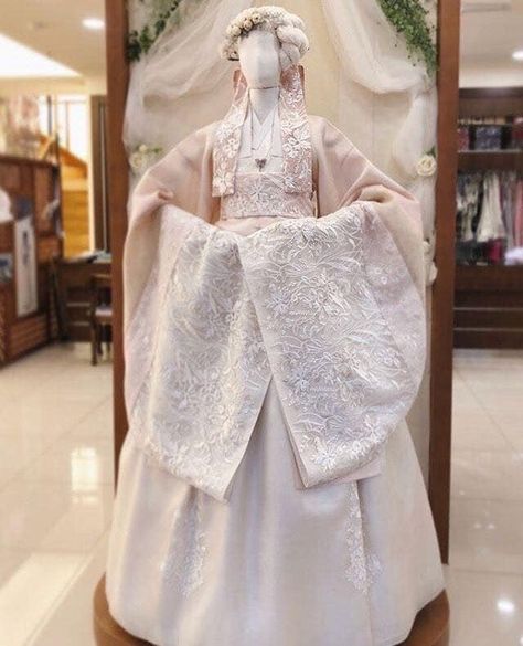 Seoul Korean X Dreams Country Wedding Hanbok Traditional, Goryeo Hanbok, Korean Wedding Dress Traditional, Korean Hanbok Princesses, Wedding Hanbok, Hanbok Wedding Dress, Hanbok Wedding, Beautiful Gown Designs, Korean Wedding Dress