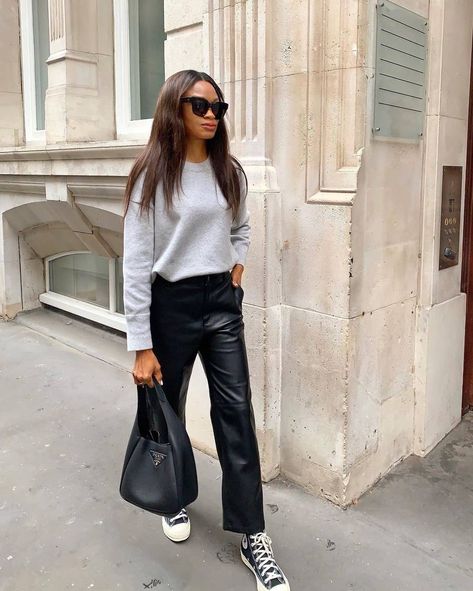 6 Simple Spring Outfit Formulas That Are So Easy | Who What Wear UK Leather Trousers Outfit, Outfit Minimalista, Lederhosen Outfit, Simple Spring Outfits, Saturday Outfit, Leather Pants Outfit, Outfit Formulas, Outfits With Converse, Elegante Casual