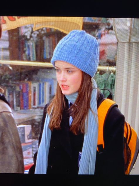 Rory Gilmore Scarf, Gilmore Girls Fashion, Girls Turtleneck, Funny Disney Memes, Freaks And Geeks, Funny Disney, Blue Beanie, Lorelai Gilmore, Background Aesthetic