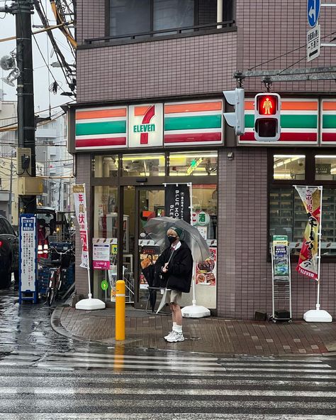 Japan Seven Eleven, Living In Tokyo Aesthetic, Tokyo Street Aesthetic, Tokyo Photo Ideas, Tokyo Winter Fashion, Rainy Japan, Japan Photo Ideas, Tokyo Rain, Tokyo Ootd