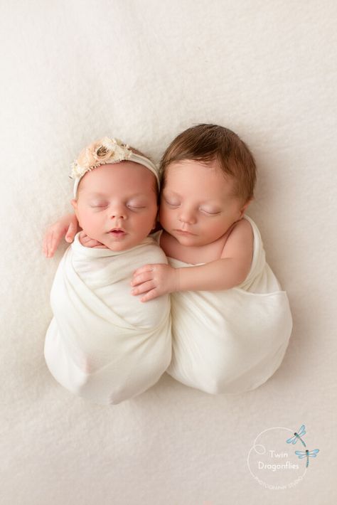 Twins Baby Photoshoot Ideas, Twins Newborn Photoshoot, Twin Newborn Photography, Twin Babies Pictures, Newborn Twin Photos, Twin Baby Photography, Twin Baby Photos, Newborn Twins Photography, Cute Baby Twins