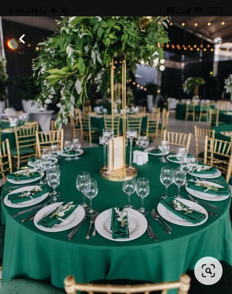 Green Satin Tablecloth Wedding, Emerald Green Wedding Decorations Simple, Green Birthday Table Decoration, Mexican Ranch Wedding Ideas, Emerald Party Decorations, Emerald Green Wedding Ceremony, Emerald Green Wedding Theme Wedding Ceremony Decor, Green Table Wedding, Emerald Green Centerpieces