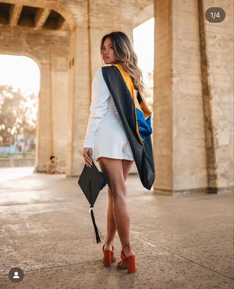 Masters Grad Photoshoot, Master’s Graduation Photoshoot, Masters Cap And Gown, Mba Photoshoot Ideas, Indian Senior Pictures, Masters Hood Graduation Pictures, College Masters Graduation Pictures, College Graduation Pictures Masters, Graduation Photos Masters