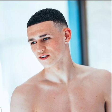 Handsome Football Players, England Football Players, Phil Foden, Natural Hair Bun Styles, Cute Football Players, Barcelona Players, Soccer Boyfriend, Football Boyfriend, Fan Style