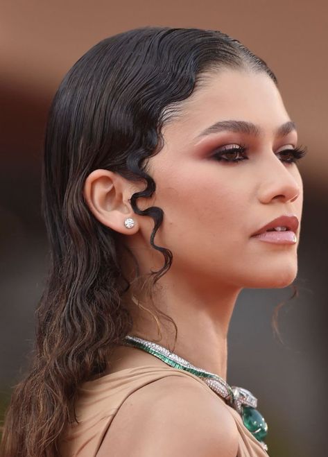 Slick Wet Hair Look, Wet Hairstyles, Wet Hair Look, Zendaya Makeup, Wet Look Hair, High Fashion Hair, Runway Hair, Editorial Hair, Hair Tutorials For Medium Hair