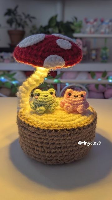 Fairy Light Crochet Flowers, Fairy Night Light Crochet Pattern, Crochet Amigurumi Mushroom, Crochet Night Light, Green Things To Crochet, Crochet Firefly, Crochet Fairy Lights, Crochet Decor Ideas, Crochet Lights