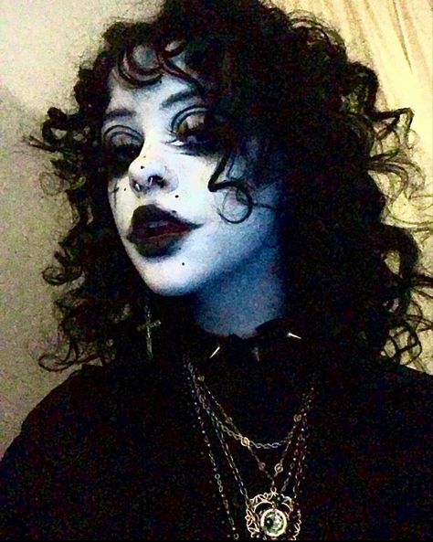 80s Goth Outfits, Goth Clown Outfit, Trad Goth Hair, Brunette Goth, Colorful Goth, Black Goth Girl, Tumblr Goth, Goth Subculture, Trad Goth