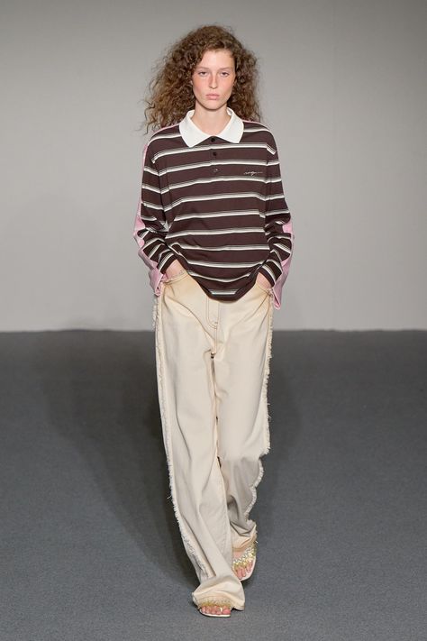 MSGM - Spring 2024 Ready-to-Wear https://www.vogue.com/fashion-shows/spring-2024-ready-to-wear/msgm/slideshow/collection#37 Runway Inspiration, 2024 Fashion Trends, Fall Jeans, Neutral Outfit, Geek Chic, 2024 Fashion, 가을 패션, Spring 2024, Look Casual