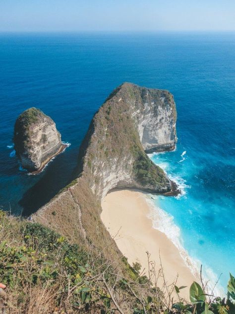 JanaMeerman.com Visiting Kelingking Beach Nusa Penida Bali, Kelingking Beach, Crystal Bay, Nusa Penida, Bali Travel, Travel Adventure, Blue Water, Beautiful Beaches, Billabong