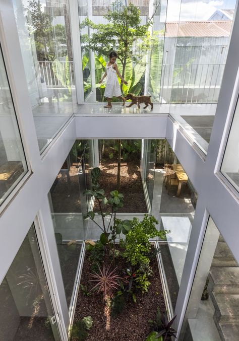 Gallery of Nala House / Nguyen Khai Architects & Associates / atrium courtyard - 23 Houses With Atriums In Middle, Atrium Design Home, Bedroom With Courtyard, Atrium House Indoor, Atrium Courtyard, Atrium Architecture, Courtyard Bedroom, Atrium Homes, Atrium House