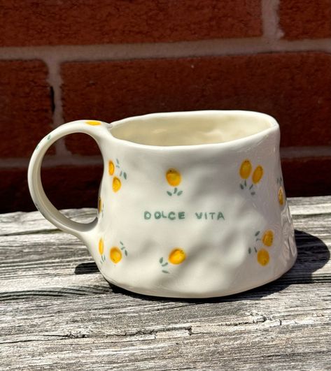 Pottery Painting Mugs Simple, Hand Painted Mugs Easy, Cute Mugs Ceramics, Mug Ceramic Ideas, Paint Your Own Mug, Paint Mug, Mug Painting, Hand Painted Mug, Ceramics Pottery Mugs