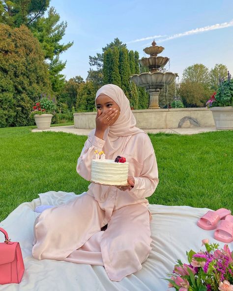 Hijabi Picnic Outfit, Outfit Ideas For Hijabis, Picnic Outfit Ideas, Black Hijabi Girl, Spring Birthday Outfit, Outfit Muslim, Picnic Pictures, 17th Birthday Ideas, Picnic Outfit