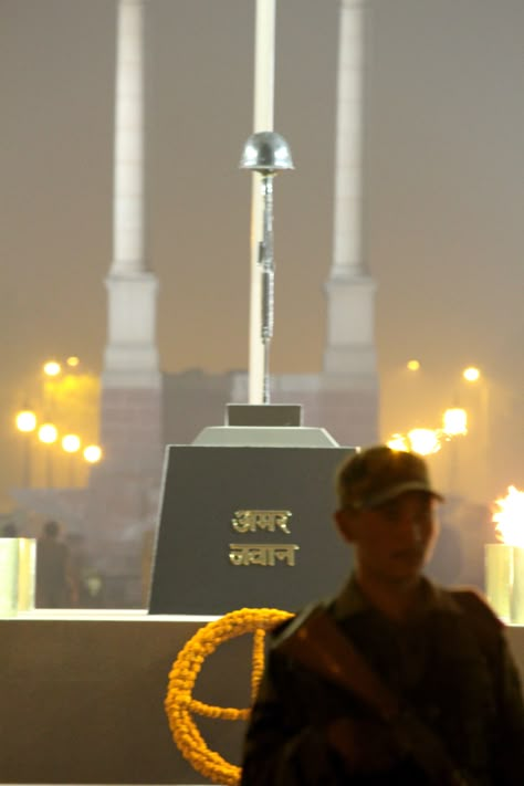 Amar Jawan Jyoti  It is since 1971 that a flame which is often known as Amar Jawan Jyoti is continuously burning under the shrine of India Gate. This place and the flame that is burning are considered very immortal for all those dead and unknown soldiers who have given their lives. Next to the flame you will also find a pedestal that comprises a rifle that is standing above its barrel and it is also holding at its top the helmet that belongs to a soldier. Amar Jawan Jyoti, Defence Motivation, Military Nurse, Jay Mahakal, Beautiful Dp, Indian Armed Forces, Indian Army Quotes, Army Wallpapers, Indian Army Wallpapers