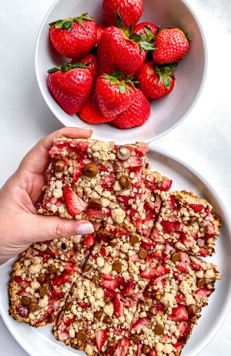 Strawberry Oatmeal Breakfast Bars Recipe - Everything Delish Everything Delish, Focus On Myself, Oatmeal Bars Recipes, Breakfast Bars Recipe, Strawberry Oatmeal Bars, Oatmeal Breakfast Bars, Strawberry Breakfast, Fit Recipes, Strawberry Oatmeal