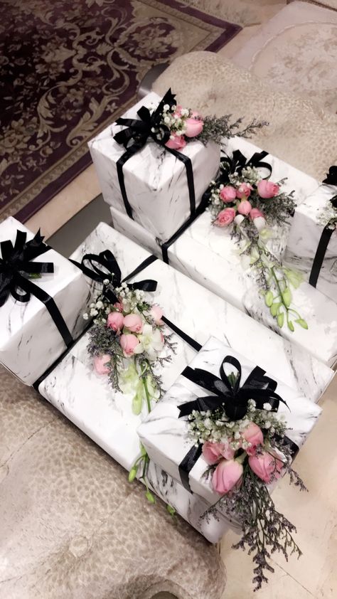 Wedding Gift Wrapping Ideas Elegant, Wedding Gift Pack Wrapping Ideas, Wedding Parcels Ideas Indian, Indian Wedding Hampers Gift Packaging, Nikkah Bid Boxes Ideas, Bidh Boxes Ideas Nikkah, Wedding Gift Wrap, Wedding Gift Hampers, Wedding Gift Pack