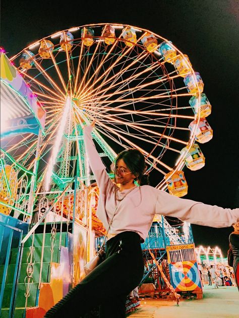 FUN FAIR🎡  #funfair#fun#happy#pose Biang Lala, Carnival Photo Shoots, Happy Pose, Fair Pictures, Carnival Photography, Carnival Girl, Fair Photography, Photographie Portrait Inspiration, Parc D'attraction