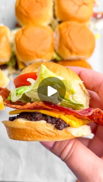 Sliders For Parties, Mini Cheeseburger Sliders, Mini Burger Sliders, Cheese Burger Sliders, Mini Burgers Sliders, Mini Cheeseburger, Buffalo Chicken Sliders, Mini Burger, Cheeseburger Sliders