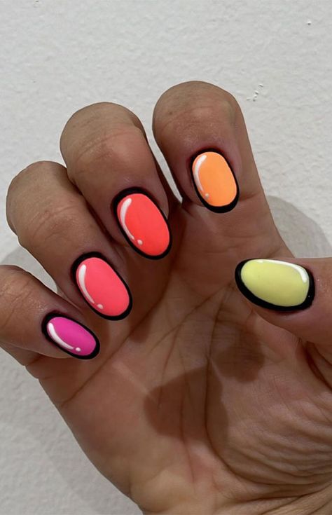 80s Style Nails Art Ideas, Cartoon Art Nails Short, Comic Book Nails Short, Comic Strip Nails, Pop Art Nails Short, Comic Nails Short, Cartoon Nail Art Short Nails, Short Pop Art Nails, Pop Art Acrylic Nails