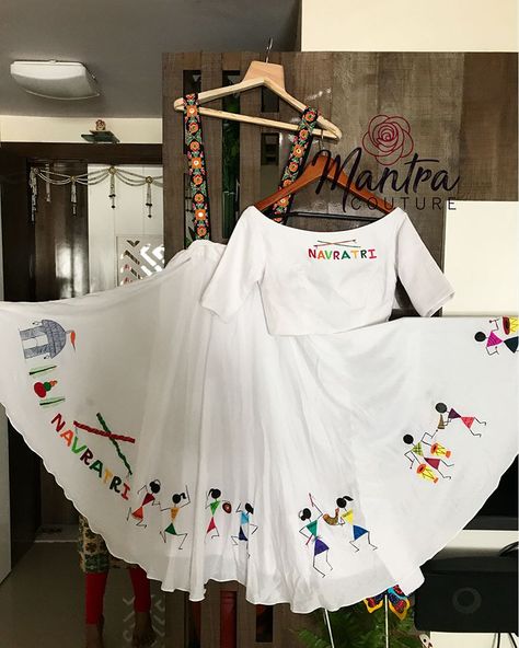 MANTRA COUTURE ™ on Instagram: “Happy Sunday Everyone! Dungaree style lehenga choli! With Hand paint warli print! Customised for a pretty client! Dm or whatsapp us for…” Warli Print, Dandiya Dress, Áo Blu, Navratri Dress, Lehnga Dress, Lehenga Blouse Designs, Happy Sunday Everyone, Choli Designs, Indian Gowns Dresses