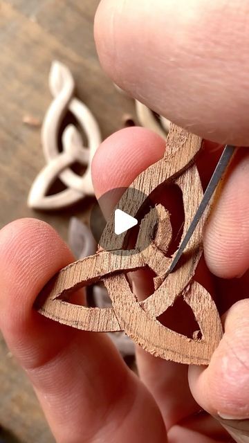 Celtic Knot Carving, Celtic Knot Wood Carving, Motherhood Knot, Wood Jewelry Diy, Celtic Knot Necklace, Dremel Projects, Dremel Wood Carving, Carving Art, Celtic Knots