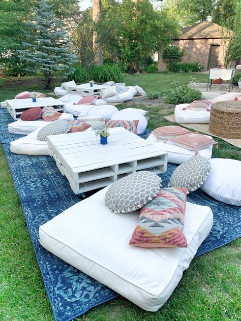 Movie Night Birthday Party Ideas, Diy Backyard Movie, Backyard Movie Night Party, Diy Backyard Movie Night, Outdoor Movie Party, Outside Movie, Movie Night Birthday, Backyard Movie Party, Night Birthday Party