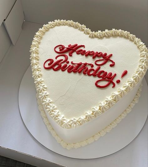 Xoxo Birthday Cake, White And Pink Heart Cake, B Day Cake Ideas, Happy Birthday Cake Aesthetic, B Day Cake Aesthetic, Minimalist Bday Cake, Hart Cake, White Heart Cake, Heart Cake Birthday