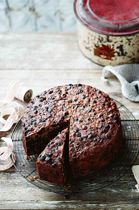 Traditional Christmas Pudding Recipe, Christmas Cake Recipe Traditional, Jul Kaka, Fruit Cake Recipe Easy, Classic Holiday Desserts, Fruit Cake Recipe Christmas, Christmas Cake Recipe, Christmas Pudding Recipes, Kek Lapis