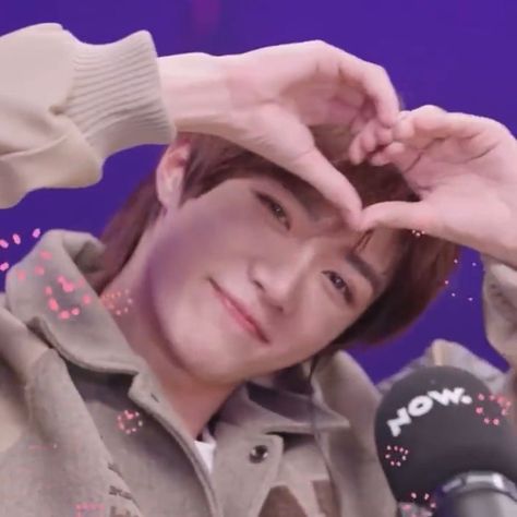 #txt #beomgyu Beomgyu Heart Pose, Beomgyu Heart, Txt Beomgyu, Heart Hands, Video Clip, Boys Who, Beauty Fashion, I Love Him, Love Him