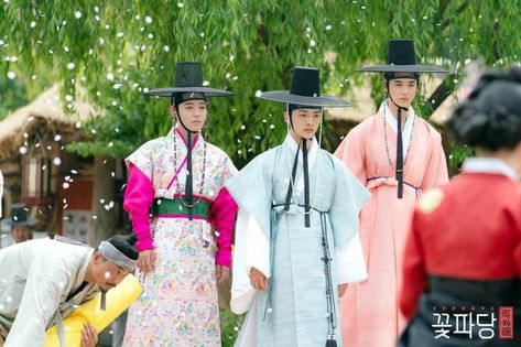 [Photos + Video] New Stills and Teaser Added for the Upcoming #kdrama "Flower Padang: Joseon Marriage Matchmakers" Flower Crew Kdrama, Flower Crew Joseon Marriage Agency, Top Korean Dramas, Gong Seung Yeon, Romantic Doctor Teacher Kim, Flower Crew, Korean Traditional Clothing, Korean Shows, Korean Hanbok