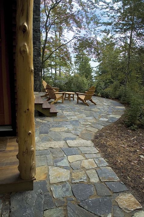 Flagstone Backyard, Paving Stones Walkway, Flagstone Patio Design, Stone Patio Designs, Flagstone Pavers, Bluestone Pavers, Stone Deck, Backyard Walkway, Natural Landscaping