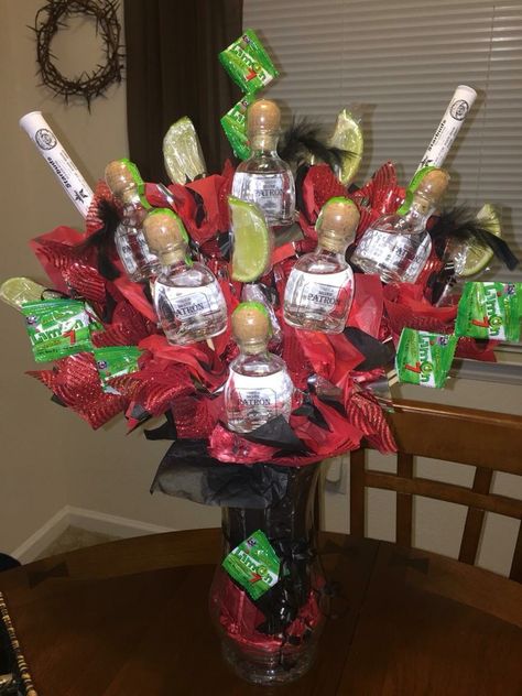 Mmmmmm😋 Boyfriend Cake, Booze Bouquet, Alcohol Bouquet, Alcohol Gift Baskets, Liquor Gift Baskets, Liquor Bouquet, Birthday Boyfriend, Liquor Gifts, Christmas Gift Baskets Diy