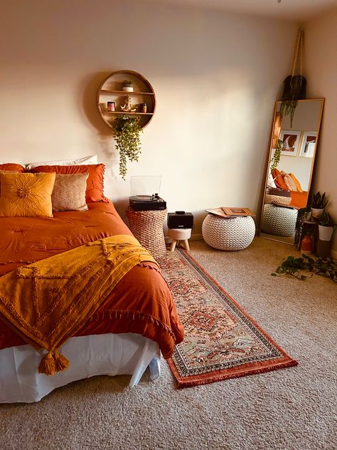 Bedroom Orange, Future Apartment Decor, Redecorate Bedroom, Cozy Room Decor, Apartment Decor Inspiration, Room Makeover Bedroom, Dream Room Inspiration, Apartment Inspiration, Cozy Room